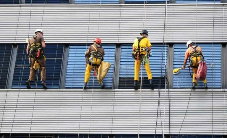 Berapa Lama Safety Harness Bisa Digunakan?